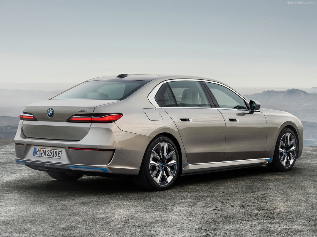 BMW i7